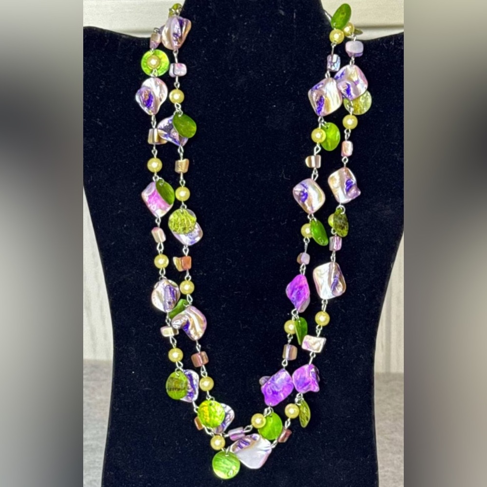 Gorgeous Vintage Shape Dyed Shell Necklace